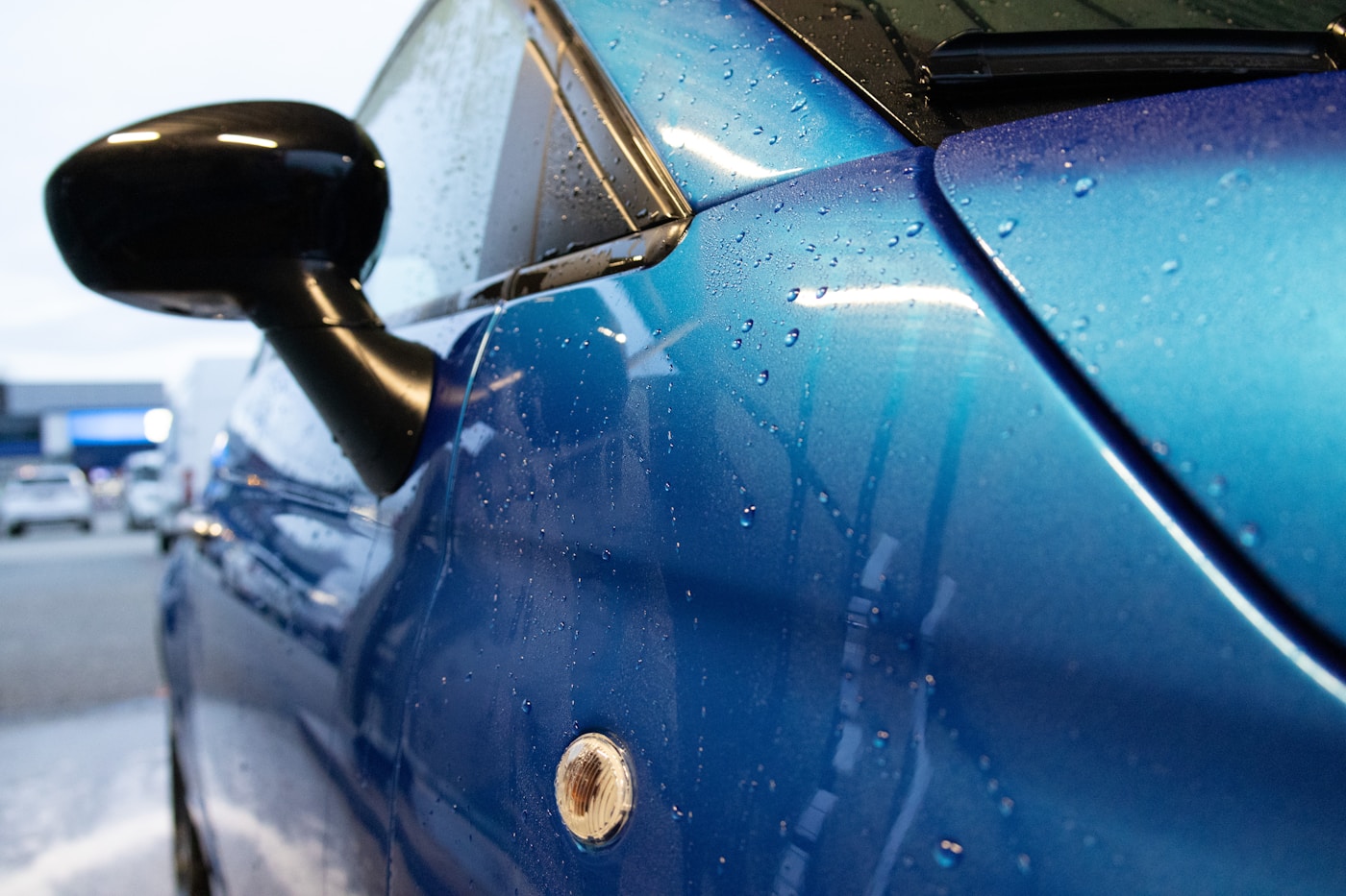 Frisch lackierte Motorhaube in Blau